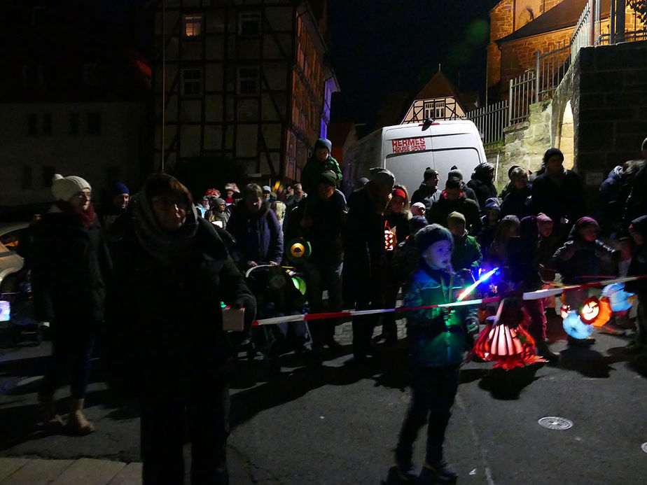 Sankt Martin Laternenumzug durch die Stadt (Foto: Karl-Franz Thiede)